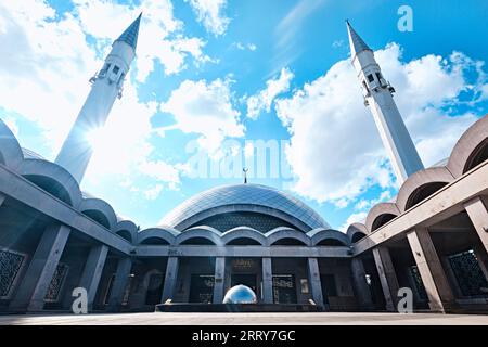 Istanbul, Türkei - 9. September 2023: Außenansicht der Sakirin-Moschee, einer modernen Moschee an einem der Eingänge des Karacaahmet-Friedhofs in Usku Stockfoto