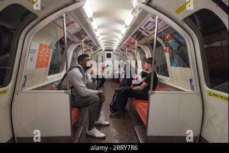 Passagiere in der Glasgow SPT U-Bahn zeigen die Sitzplätze in Längsrichtung Stockfoto