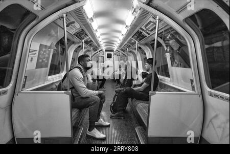 Passagiere in der Glasgow SPT U-Bahn zeigen die Sitzplätze in Längsrichtung Stockfoto