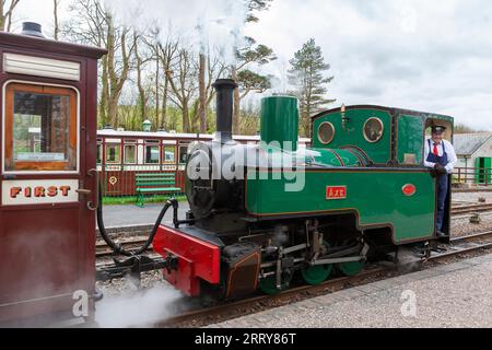 Dampflokomotive „Axe“, die einen Zug von der Woody Bay Station auf der Lynton and Barnstaple Railway, Devon, Großbritannien, zieht. Stockfoto