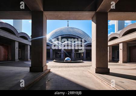 Istanbul, Türkei - 9. September 2023: Außenansicht der Sakirin-Moschee, einer modernen Moschee an einem der Eingänge des Karacaahmet-Friedhofs in Usku Stockfoto