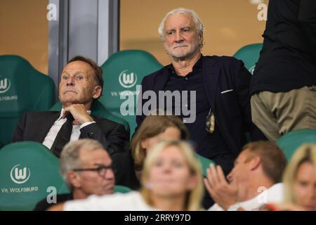 Wolfsburg, Deutschland. September 2023. Fußball: Internationale, Deutschland - Japan, Volkswagen Arena. Hans-Joachim Watzke (l) und DFB-Sportdirektor Rudi Völler auf den Tribünen. WICHTIGER HINWEIS: Gemäß den Vorschriften der DFL Deutsche Fußball Liga und des DFB Deutscher Fußball-Bund ist es untersagt, im Stadion und/oder im Spiel aufgenommene Fotos in Form von Sequenzbildern und/oder videoähnlichen Fotoserien zu verwenden oder zu verwenden. Quelle: Christian Charisius/dpa/Alamy Live News Stockfoto