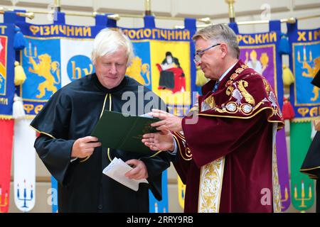 Nicht exklusiv: LVIV, UKRAINE - 9. SEPTEMBER 2023 - Rektor der Ivan Franko National University of Lviv Volodymyr Melnyk (R) erklärt ehemalige UK Pri Stockfoto