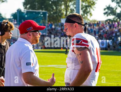 Frankfurt, Deutschland. September 2023. ELF/Playoff Game : Berlin Thunder in Frankfurt Galaxy am 09. September 2023, in der PSD Bank Arena, Frankfurt am Main, Berlin Thnder/ Cheftrainer Johnny Schmuck im Gespräch mit QB # 16 Slade Jarman Credit: Frank Baumert/Alamy Live News Stockfoto