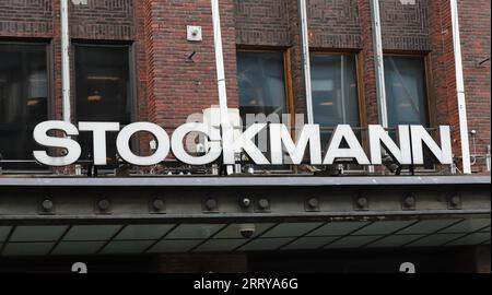 Helsinki, Finnland - 5. September 2023: Nahaufnahme des Stockmann-Schilds am Eingang der Keskuskatu-Straße in der Innenstadt von Helsi Stockfoto