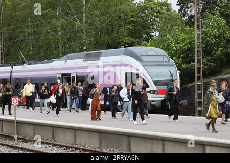 Helsimki, Finnland - 5. September 2023: Passagier steigen aus dem HSL-Nahverkehrszug der Klasse SM5, Stadler Flirt am Helsinki Central Station. Stockfoto