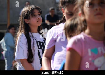 Teheran, Iran. September 2023. Ein Kindermädchen schaut zu, als sie am Summer Festival of Children's Water Play im GMAX Adrenaline Park im Nordwesten Teherans teilnimmt. Der g-Max Adrenaline Park ist der erste Adrenalinpark im Iran. Dieser Unterhaltungskomplex umfasst eine kostenlose Sprungmatte (großer Sprung), einen Abenteuerpark (aufgehängte Leiter), eine Schaukel und Bungee-Jumping. (Bild: © Rouzbeh Fouladi/ZUMA Press Wire) NUR REDAKTIONELLE VERWENDUNG! Nicht für kommerzielle ZWECKE! Stockfoto