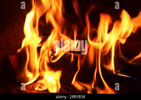 Wunderschönes rotes und oranges heißes Feuer in Einem Kamin. Stockfoto