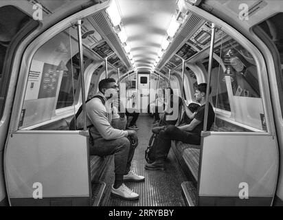 Passagiere in der Glasgow SPT U-Bahn zeigen die Sitzplätze in Längsrichtung Stockfoto