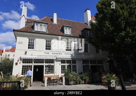 Somers Town Coffee House, ein traditionelles Pub von Charles Wells an der Chalton Street in Camden im Norden Londons, Großbritannien Stockfoto