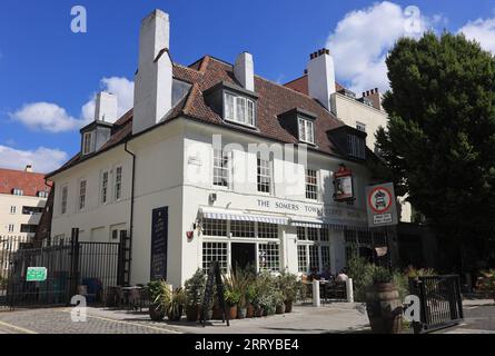 Somers Town Coffee House, ein traditionelles Pub von Charles Wells an der Chalton Street in Camden im Norden Londons, Großbritannien Stockfoto