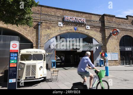 Hoxton Bahnhof an der East London Overground Line im Borough of Hackney, am Kingsland Viaduct, Geffrye Street, UK Stockfoto