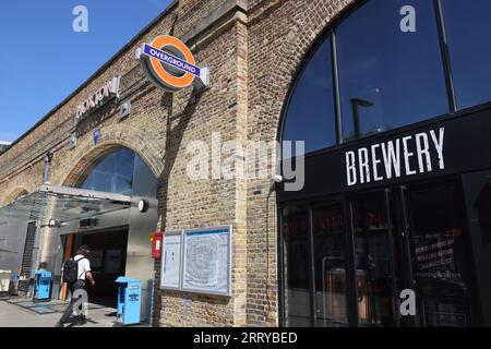 Hoxton Bahnhof an der East London Overground Line im Borough of Hackney, am Kingsland Viaduct, Geffrye Street, UK Stockfoto