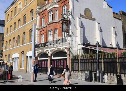 Blind Beggar Victorian East End Pub in Whitechapel, berühmt als Ort, an dem der Gangster Ronnie Kray aus den 1960er Jahren den Rivalen George Cornell erschossen und ermordet hat Stockfoto