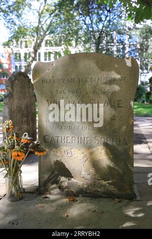 Bunhill Fields, ein nichtkonformistisches Begräbnisgebiet aus den 1660er Jahren, in der City of London. Die letzte Ruhestätte für William Blake, Daniel Defoe und andere. Stockfoto