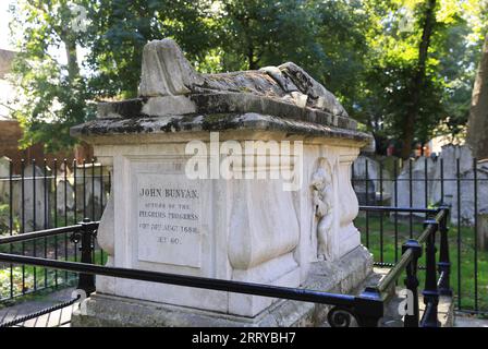 Bunhill Fields, ein nichtkonformistisches Begräbnisgebiet aus den 1660er Jahren, in der City of London. Die Ruhestätte für William Blake, Daniel Defoe, John Bunyan. Stockfoto