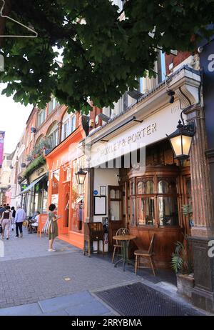 Hoxley & Porter Pub an der lebhaften Upper Street in Islington, North London, UK Stockfoto