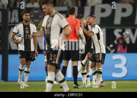 WOLFSBURG - (l-r) Emre Can von Deutschland, Schiedsrichter Joao Pinheiro, Joshua Kimmich von Deutschland während des Freundschaftsspiels zwischen Deutschland und Japan in der Volkswagen Arena am 9. September 2023 in Wolfsburg. ANP | Hollandse Hoogte | BART STOUTJESDIJK Stockfoto