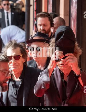 Mick Jagger, Ronnie Wood und Keith Richards von den Rolling Stones kommen im Hackney Empire in London an, um ihr neues Album Hackney Diam zu veröffentlichen Stockfoto