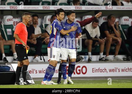 WOLFSBURG - (l-r) Hiroki Sakai aus Japan, Yukinari Sugawara aus Japan während des Freundschaftsspiels zwischen Deutschland und Japan in der Volkswagen Arena am 9. September 2023 in Wolfsburg. ANP | Hollandse Hoogte | BART STOUTJESDIJK Stockfoto