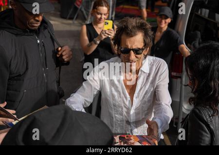 Ronnie Wood of the Rolling Stones kommt im Londoner Hackney Empire an, um ihr neues Album Hackney Diamonds zu veröffentlichen Stockfoto