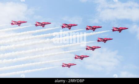 Das Kunstflugteam der Royal Air Force, die Red Arrows, sah im September 2023 Southport, Merseyside überfliegen. Stockfoto