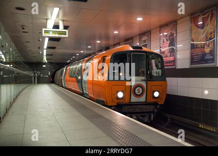 SPT-U-Bahn-Zug, der an der U-Bahn-Station Glasgow Ibrox ankommt, mit der U-Bahn/U-Bahn-Station Glasgow Stockfoto