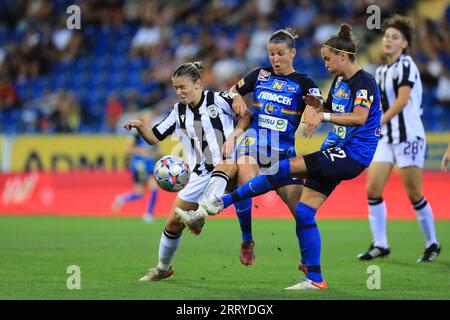 ESSE Akida (14 FC PAOK Thessaloniki) und Julia Tabotta (19 SKN St Polten) räumen den Ball während des Qualifikationsspiels der UEFA Womens Champions League in St Polten gegen PAOK in der NV Arena St Polten (Tom Seiss/SPP). Alamy Live News Stockfoto