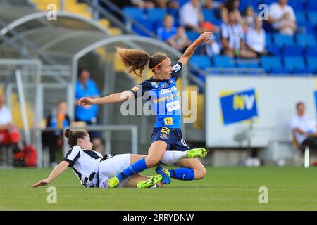 Ayshan Ahmadova (4 FC PAOK Thessaloniki) mit einem Fould gegen Melanie Brunnthaler (18 SKN St Polten) während des Qualifikationsspiels der UEFA Womens Champions League in St Polten gegen PAOK in der NV Arena St Polten (Tom Seiss/SPP) Credit: SPP Sport Press Photo. Alamy Live News Stockfoto