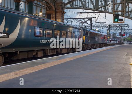 Der Tiefland-Kaledonische Schlafzug wartet mit einer Elektrolokomotive der Baureihe 92 auf die Abfahrt vom Bahnhof Glasgow Central Stockfoto