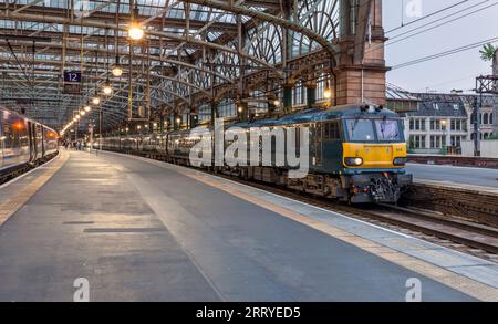 Baureihe 92 Elektrolokomotiv92014 am Bahnhof Glasgow Central mit Kaledonischer Tieflandschlupfbahn, die in der Abenddämmerung auf die Abfahrt wartet Stockfoto