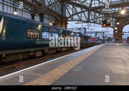 Der Tiefland-Kaledonische Schlafzug wartet mit einer Elektrolokomotive der Baureihe 92 auf die Abfahrt vom Bahnhof Glasgow Central Stockfoto