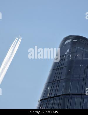 Spitze der Blackfriars-Entwicklung, die aufgrund ihrer Form als Vase oder Boomerang bekannt ist. Das Flugzeug fliegt nach links Stockfoto