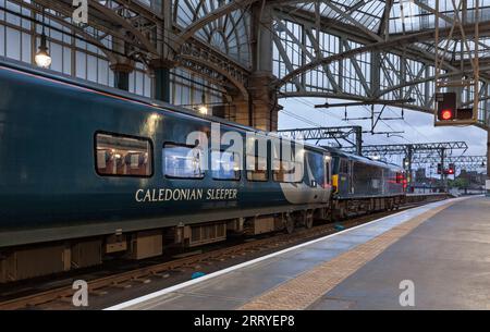 Der Tiefland-Kaledonische Schlafzug wartet mit einer Elektrolokomotive der Baureihe 92 auf die Abfahrt vom Bahnhof Glasgow Central Stockfoto