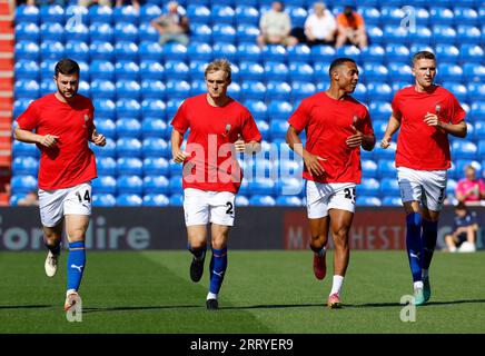 Oldham am Samstag, den 9. September 2023. Nathan Sheron vom Oldham Athletic Association Football Club, will Sutton vom Oldham Athletic Association Football Club, Devarn Green vom Oldham Athletic Association Football Club und Mark Kitching vom Oldham Athletic Association Football Club während des Vanarama National League-Spiels zwischen Oldham Athletic und Dorking Wanderers im Boundary Park, Oldham am Samstag, den 9. September 2023. (Foto: Eddie Garvey | MI News) Credit: MI News & Sport /Alamy Live News Stockfoto