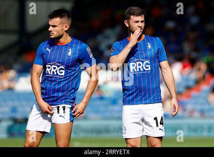 Oldham am Samstag, den 9. September 2023. Dan Ward vom Oldham Athletic Association Football Club und Nathan Sheron vom Oldham Athletic Association Football Club während des Vanarama National League-Spiels zwischen Oldham Athletic und Dorking Wanderers im Boundary Park, Oldham am Samstag, den 9. September 2023. (Foto: Eddie Garvey | MI News) Credit: MI News & Sport /Alamy Live News Stockfoto