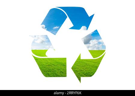 Illustration Recycling-Symbol von Naturelementen, grünem Laub, blauem Himmel und Meerwasser isoliert auf weißem Hintergrund. Stockfoto