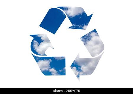 Illustration Recycling-Symbol von Naturelementen, grünem Laub, blauem Himmel und Meerwasser isoliert auf weißem Hintergrund. Stockfoto