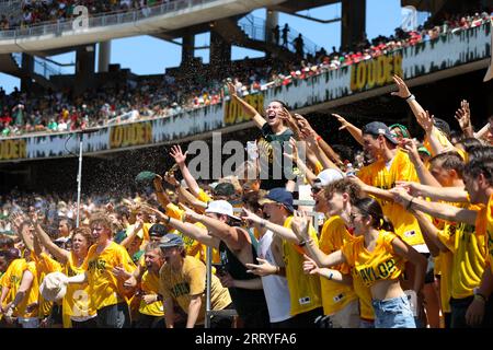 9. September 2023: Die Baylor-Studentenabteilung erhält während eines NCAA-Fußballspiels zwischen Baylor und Utah am 9. September 2023 in Waco, Texas, einen Wasserstrahl. Utah gewann mit 20:13, da die Temperaturen auf Feldebene 120 Grad überschritten. (Bild: © Scott Coleman/ZUMA Press Wire) NUR REDAKTIONELLE VERWENDUNG! Nicht für kommerzielle ZWECKE! Stockfoto