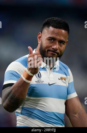 Der Engländer Manu Tuilagi feiert am Ende des Spiels, nachdem er nach dem Spiel der Rugby-Weltmeisterschaft Pool D 2023 im Stade de Marseille seine Trikots gegen einen Gegner getauscht hatte. Bilddatum: Samstag, 9. September 2023. Stockfoto