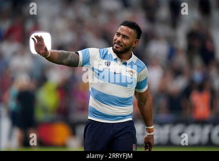 Der Engländer Manu Tuilagi feiert am Ende des Spiels, nachdem er nach dem Spiel der Rugby-Weltmeisterschaft Pool D 2023 im Stade de Marseille seine Trikots gegen einen Gegner getauscht hatte. Bilddatum: Samstag, 9. September 2023. Stockfoto