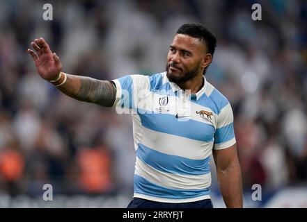 Der Engländer Manu Tuilagi feiert am Ende des Spiels, nachdem er nach dem Spiel der Rugby-Weltmeisterschaft Pool D 2023 im Stade de Marseille seine Trikots gegen einen Gegner getauscht hatte. Bilddatum: Samstag, 9. September 2023. Stockfoto