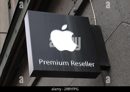 Helsinki, Finnland - 5. September 2023: Apple Premium Reseller Store in der Innenstadt von Helsinki. Stockfoto