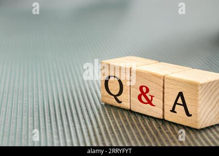 F und A, Fragen & Antworten-Symbol auf Holzblöcken, Geschäftskonzept Stockfoto