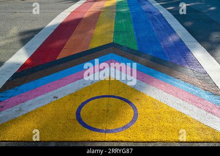 LGBTQ Rainbow Painted Crosswalk, District of Maple Ridge, British Columbia, Kanada Stockfoto