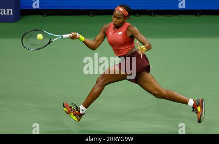 Flushing Meadow, Usa. September 2023. Coco Gauff gibt den Ball im Finale der Frauen im Arthur Ashe Stadium bei den US Open Tennis Championships 2023 im USTA Billie Jean King National Tennis Center in New York City am Samstag, den 9. September 2023, an Aryna Sabalenka aus Belarus zurück. Foto von Corey Sipkin/UPI Credit: UPI/Alamy Live News Stockfoto