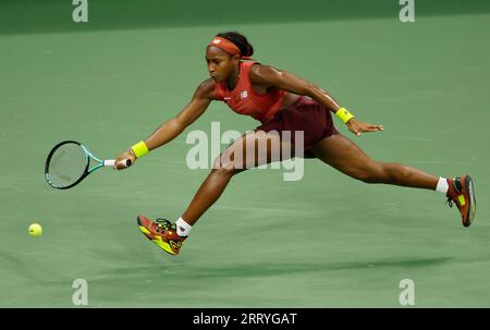 Flushing Meadow, Usa. September 2023. Coco Gauff gibt den Ball im Finale der Frauen im Arthur Ashe Stadium bei den US Open Tennis Championships 2023 im USTA Billie Jean King National Tennis Center in New York City am Samstag, den 9. September 2023, an Aryna Sabalenka aus Belarus zurück. Foto von Corey Sipkin/UPI Credit: UPI/Alamy Live News Stockfoto