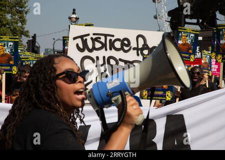 London, Großbritannien. September 2023. Eine Frau schreit Parolen auf einem Megaphon während der Demonstration, die zu kriminellen Maßnahmen gegen den Polizisten aufruft, der Chris Kaba erschossen hat. Herr Kaba wurde in Streatham Hill im Südosten Londons getötet, nachdem dem Auto, das er fuhr, ein unmarkiertes Polizeiauto ohne Licht oder Sirenen folgte. Am 5. September 2022 Quelle: SOPA Images Limited/Alamy Live News Stockfoto