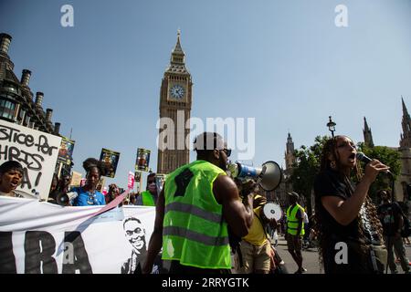 London, Großbritannien. September 2023. Demonstranten marschieren von New Scotland Yard zum Parliament Square während der Demonstration, die zu kriminellen Maßnahmen gegen den Polizisten aufruft, der Chris Kaba erschossen hat. Herr Kaba wurde in Streatham Hill im Südosten Londons getötet, nachdem dem Auto, das er fuhr, ein unmarkiertes Polizeiauto ohne Licht oder Sirenen folgte. Am 5. September 2022 Quelle: SOPA Images Limited/Alamy Live News Stockfoto