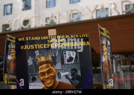 London, Großbritannien. September 2023. Demonstranten halten Plakate vor New Scotland Yard während der Demonstration, die zu kriminellen Maßnahmen gegen den Polizisten aufruft, der Chris Kaba erschossen hat. Herr Kaba wurde in Streatham Hill im Südosten Londons getötet, nachdem dem Auto, das er fuhr, ein unmarkiertes Polizeiauto ohne Licht oder Sirenen folgte. Am 5. September 2022 Quelle: SOPA Images Limited/Alamy Live News Stockfoto